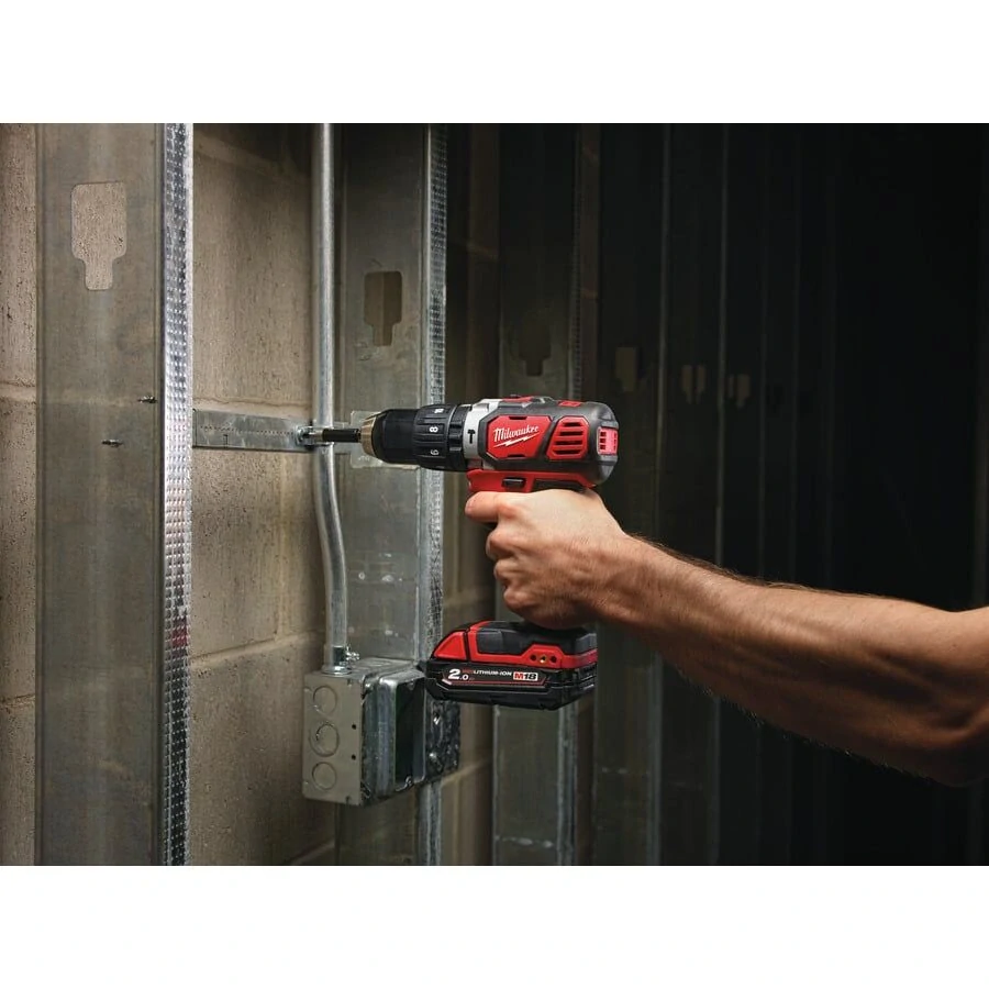 Milwaukee M18 BPD-202C aku příklepová vrtačka 50 Nm, 2× 2,0 Ah
