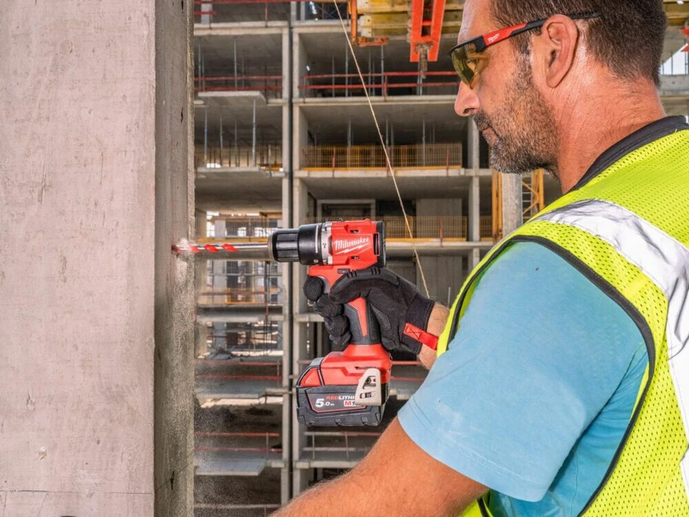 Milwaukee M18 BLPDRC-502C aku příklepová vrtačka 2x 5,0 Ah