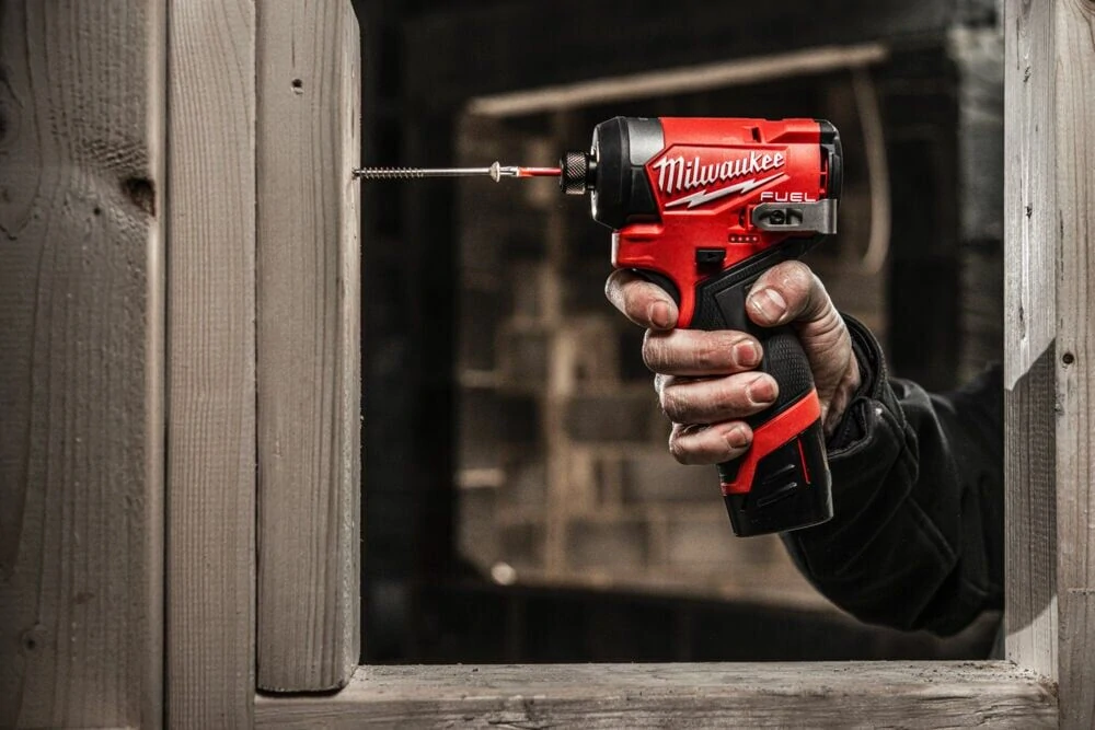 Milwaukee M12FID2-202X FUEL™ 1/4" Hex aku rázový utahovák 2× 2,0 Ah