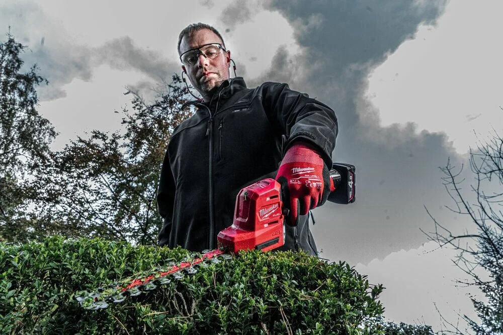 Milwaukee M12 FHT20-0 aku nůžky na živý plot