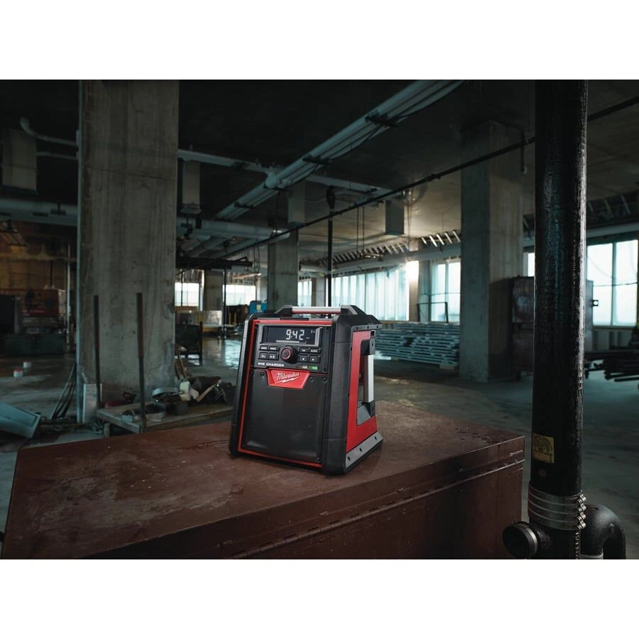 Milwaukee M18 RC-0 Bluetooth rádio a nabíječka