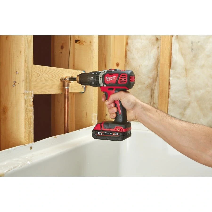 Milwaukee M18 BPD-202C aku příklepová vrtačka 50 Nm, 2× 2,0 Ah