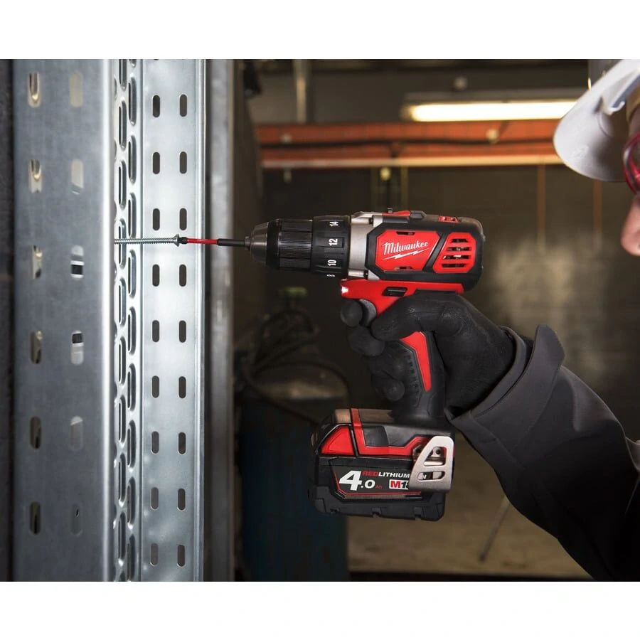 Milwaukee M18 BDD-402C aku vrtačka 60 Nm, 2× 4,0 Ah