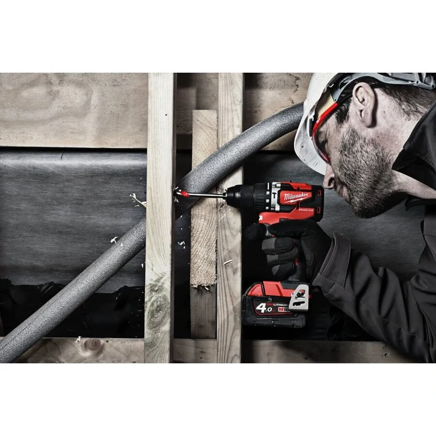 Milwaukee M18 CBLPD-402C kompaktní aku příklepová vrtačka 2x 4,0 Ah