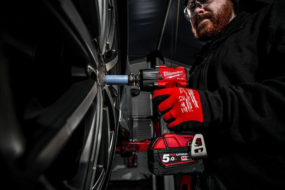 Milwaukee M18FMTIW2F12-0X rázový utahovák 881 Nm