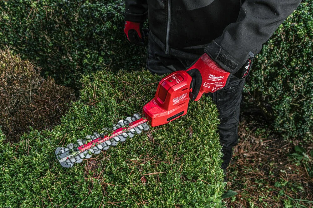 Milwaukee M12 FHT20-0 aku nůžky na živý plot