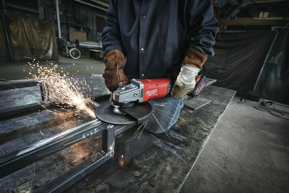 Milwaukee M18 FLAG230XPDB-0C úhlová bruska + kufr