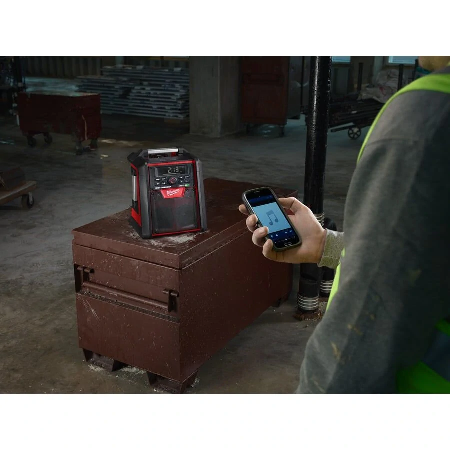 Milwaukee M18 RC-0 Bluetooth rádio a nabíječka