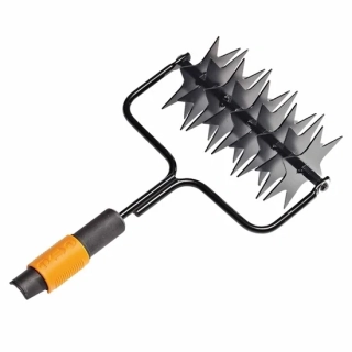 Provzdušňovač trávníku Fiskars QuikFit™ (1000689)